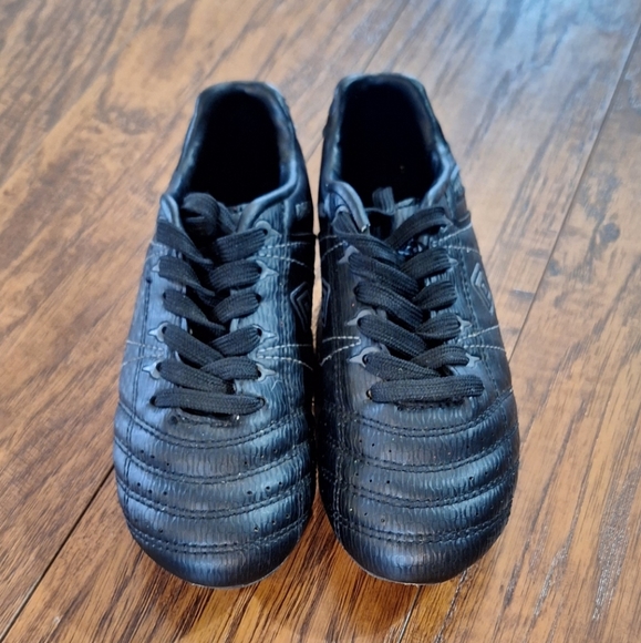 Other - BOYS SIZE 11 SOCCER CLEATS. LIKE NEW